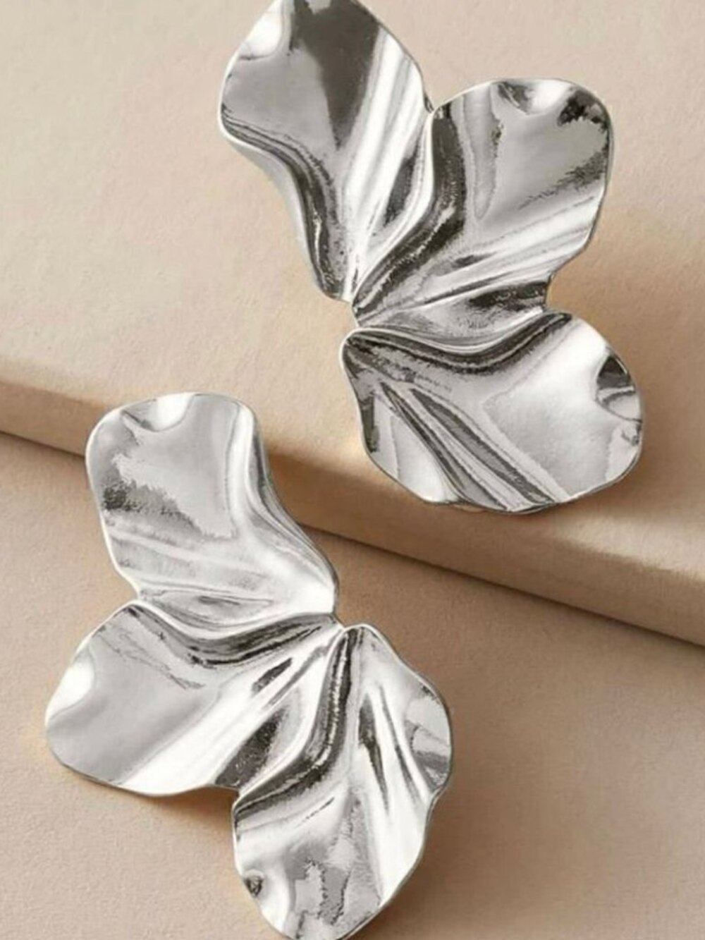 Silverhammeredflowerearrings487